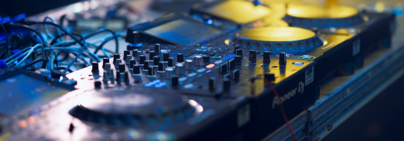 Wir vermieten DJ-Equipment, Musik- & Lichttechnik und special Effects für DJs, Geburtstagspartys, Hochzeiten oder Vereinsanlässe. Kunden profitieren von unserer langjährigen Erfahrung und erstklassigen Fachkenntnissen. Fragen Sie noch heute an!